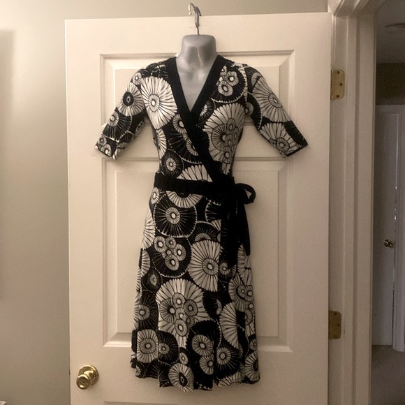 Black and white floral wrap dress - Picture 4 of 8